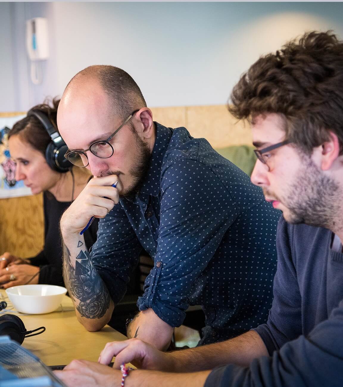 Photo de trois membres de l’équipe en train de travailler
