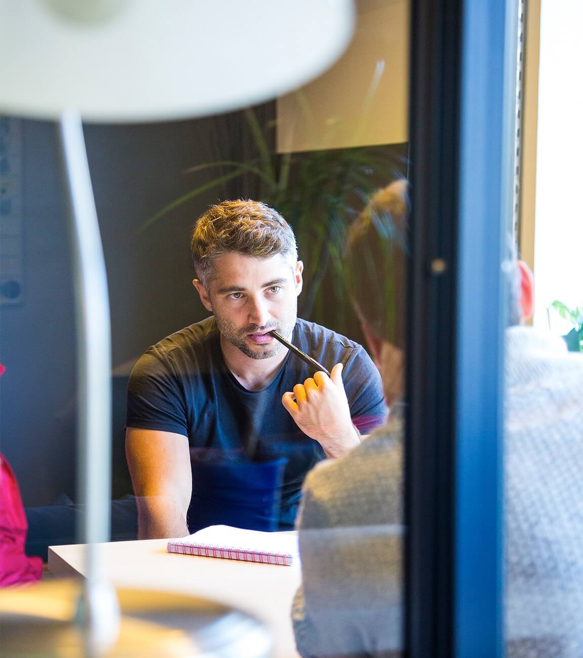 Photo de deux membres de l’équipe en train de travailler