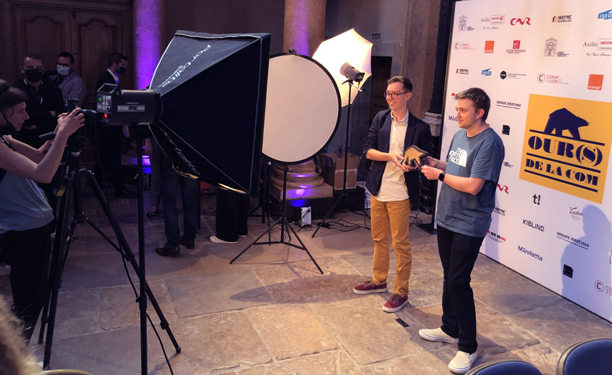 Robin Simonklein et Florian Weidmann devant le photo-booth des OURS DE LA COM 2021