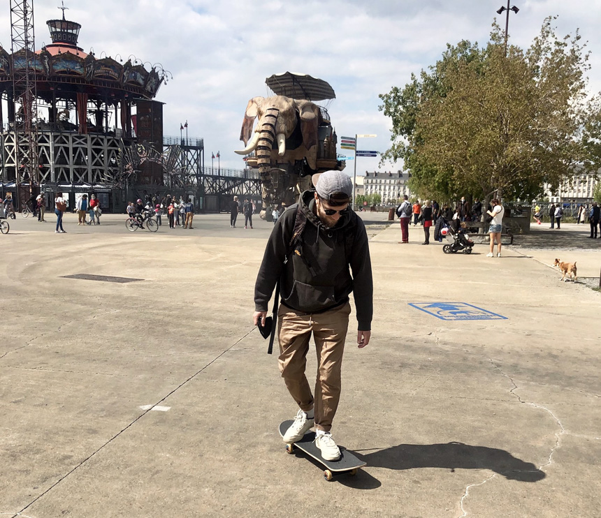 Jeune homme faisant du skateboard