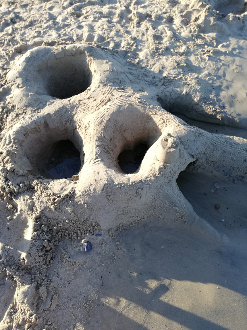 Château de sable troglodyte, à Cavalaire-sur-Mer