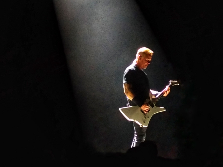 James Hetfield en concert à Lyon avec Metallica en 2017 