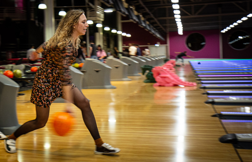 Femme moderne en action dans un bowling d'Echirolles