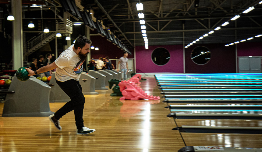 Développeur web certifié Symfony lançant une boule de bowling