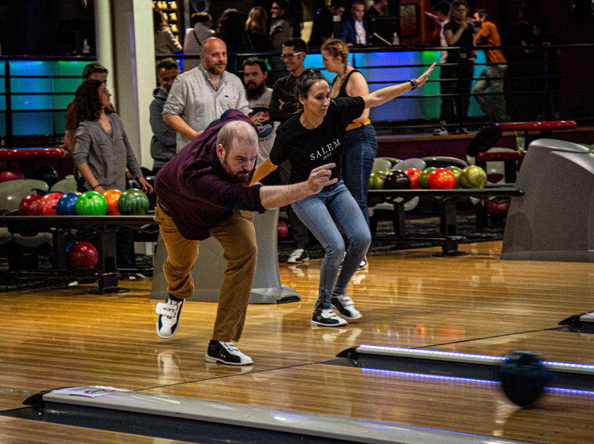 Personnes faisant des mouvements intéressants pendant une partie de bowling